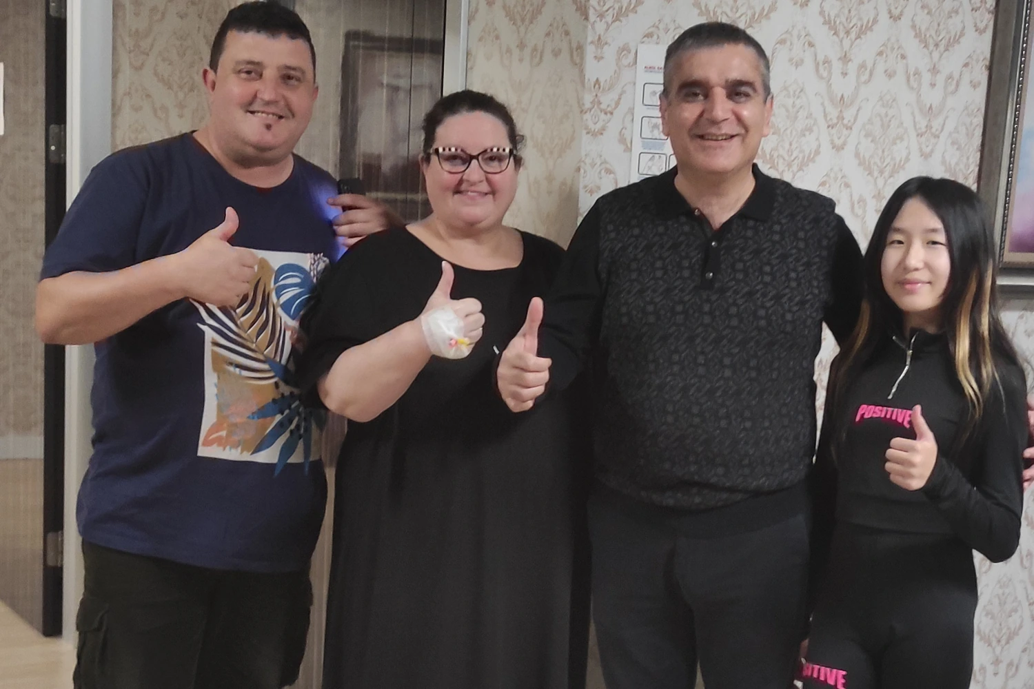 A group of international patients with the GLOBAL WELL team